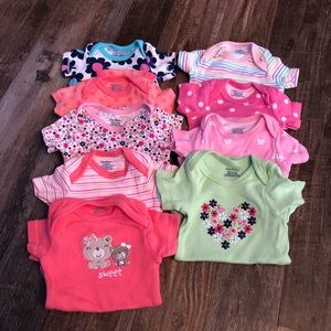 👶🏼 Like New Gerber Girls NB onesies